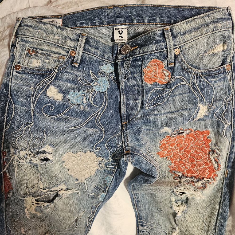 True Religion Blue Cropped Jeans with Embroidered Floral Patches - Picture 8 of 16
